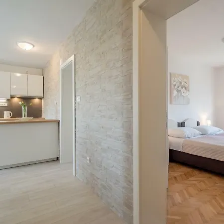 Apartman Din Don Apartment